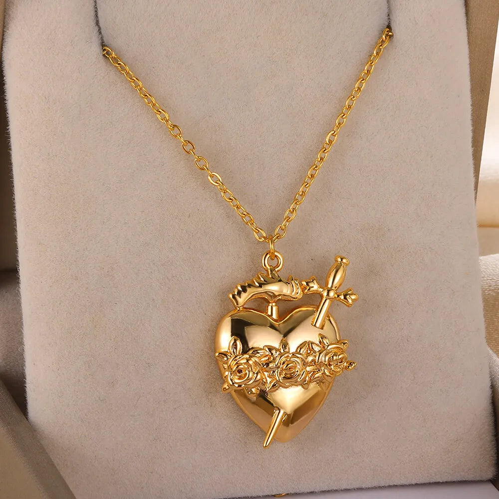 COLLAR CORAZON CON ESPINAS