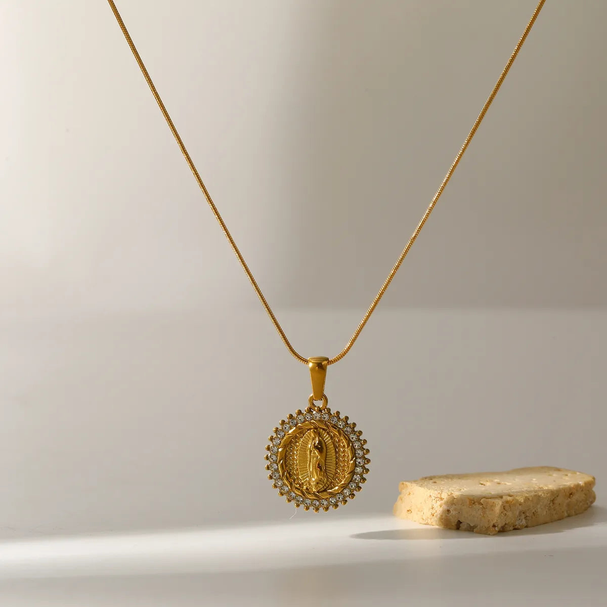COLLAR VIRGEN CUBIC GOLD