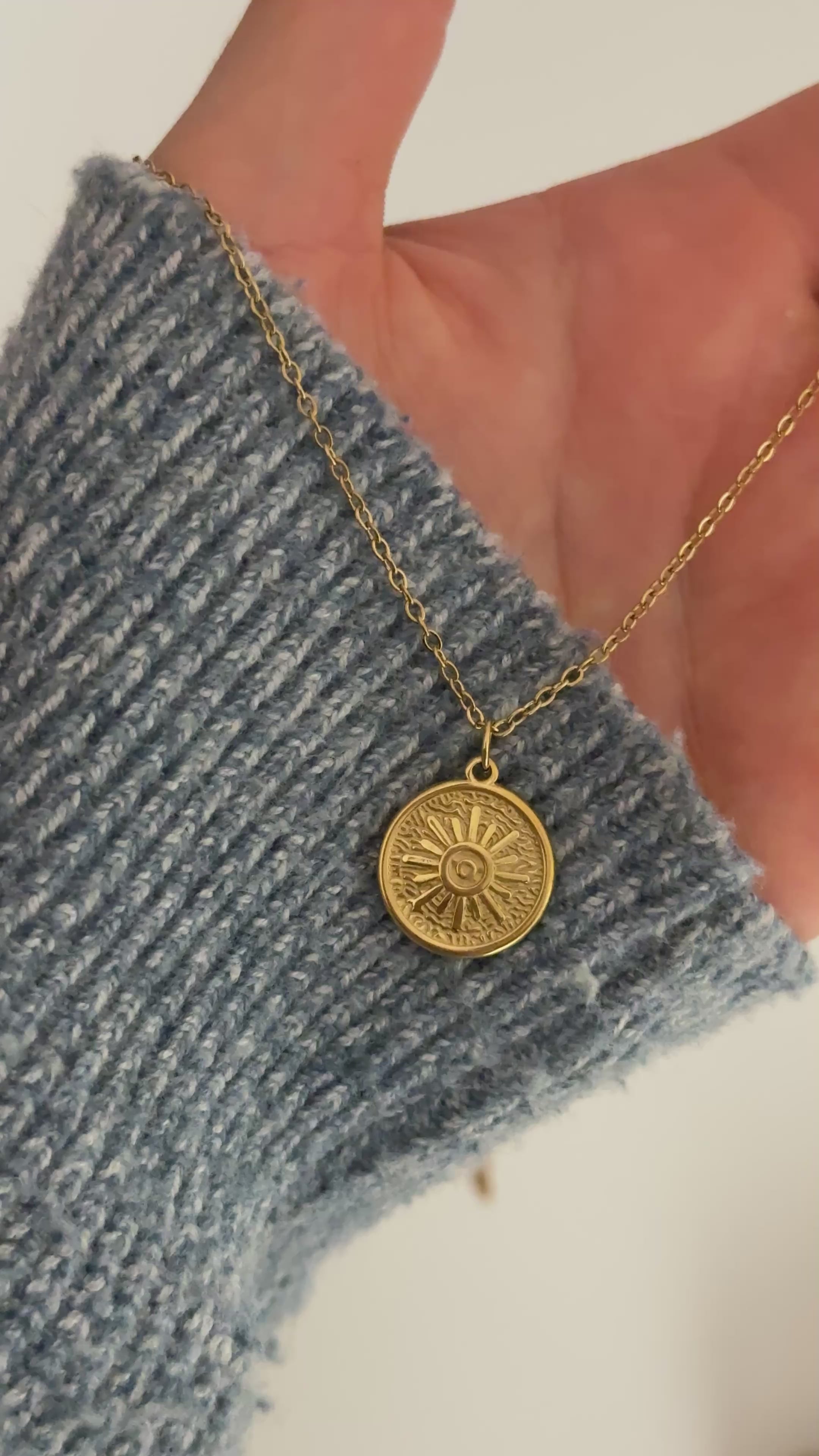 Cargar vídeo: COLLAR MEDALLA SOLEIL GOLD