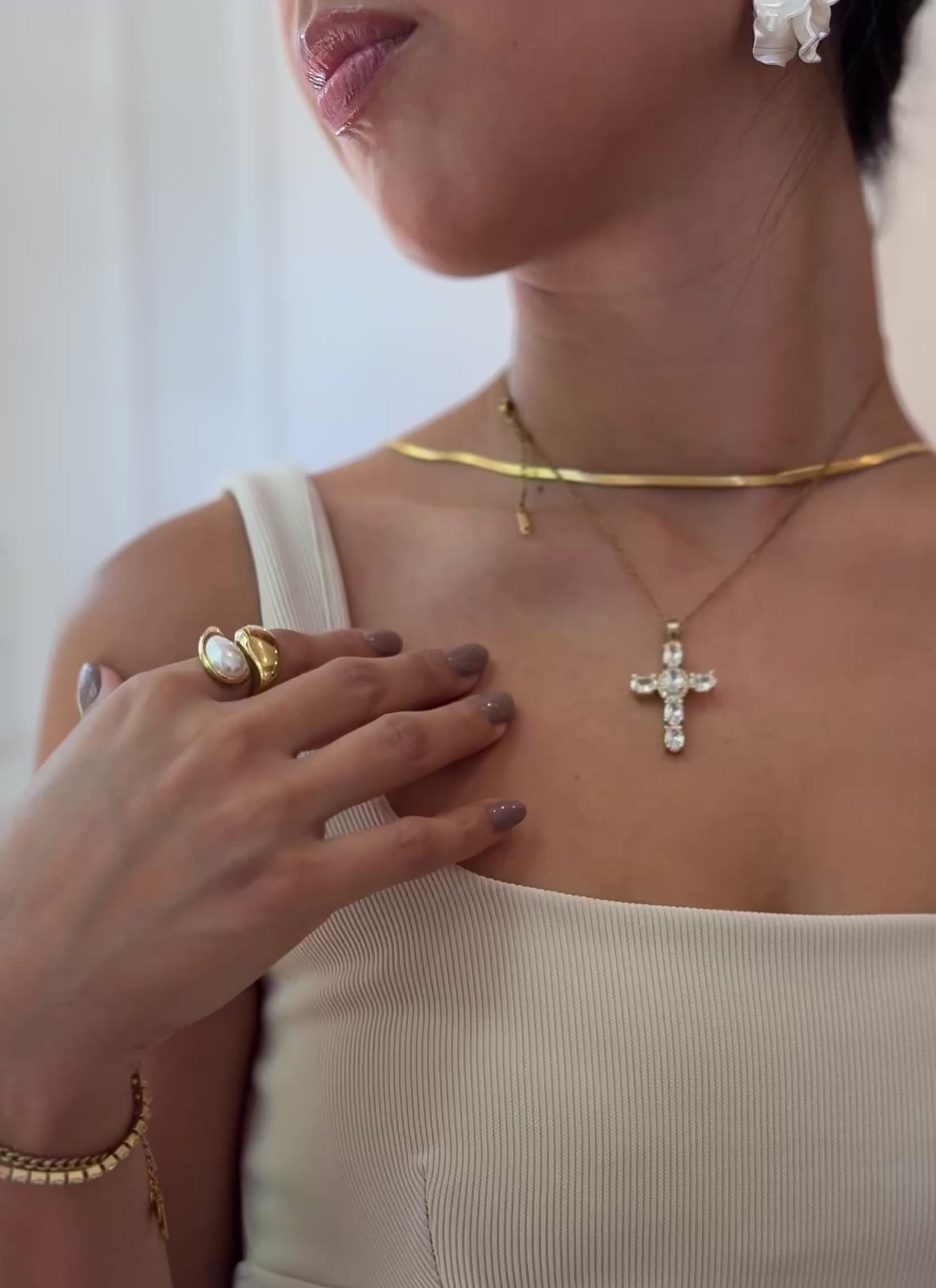 Cargar vídeo: COLLAR MAXI CRUZ GOLD